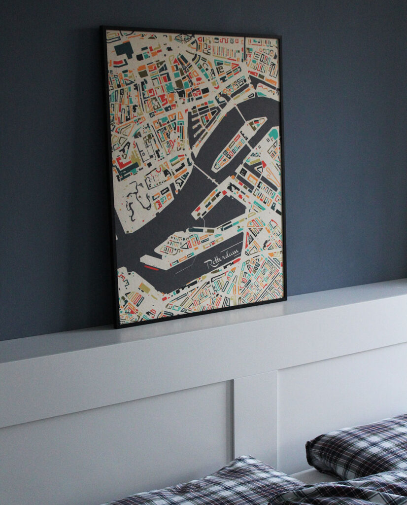 Stadskaart op akoestisch materiaal gemaakt van plastic flesjes.