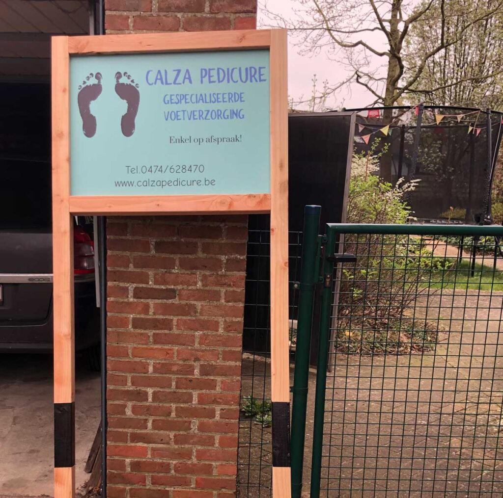 Montage Reclamebord In Houten Frame